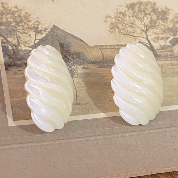 Vintage Mother of Pearl Scalloped Iridescent Shell Pierced Ear Earrings - Picture 4 of 16